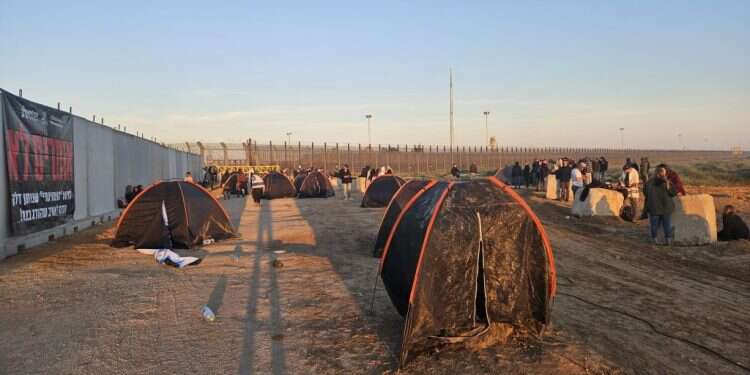 "אספקת חמצן לחמאס": פעילים ישנו במעבר כרם שלום וחסמו כניסת משאיות