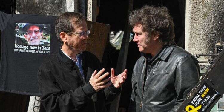 נשיא המדינה יצחק הרצוג (משמאל) ונשיא ארגנטינה חאבייר מיליי בקיבוץ נחל עוז, היום. צילום: צילום: מעיין טואף/לע״מ נשיא ארגנטינה בניר עוז: חמאס הוא הנאציזם של המאה ה-21