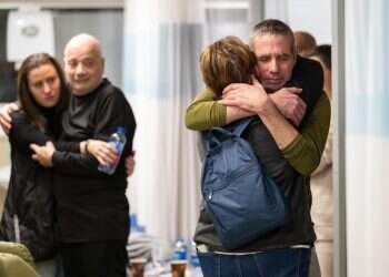 מימין: פרננדו מרמן ולואיס הר בפגישה עם בני משפחתם בבית החולים שיבא תל השומר