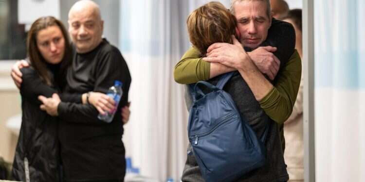 מימין: פרננדו מרמן ולואיס הר בפגישה עם בני משפחותיהם בבית החולים שיבא תל השומר מימין: פרננדו מרמן ולואיס הר בפגישה עם בני משפחתם בבית החולים שיבא תל השומר