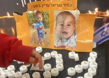 השחתת תמונות חטופים בקמפוס באוניברסיטה. צילום: אם תרצו