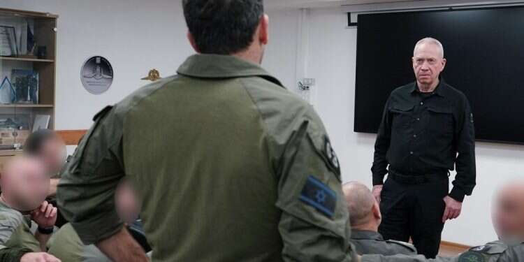 גלנט עם לוחמי הימ גלנט על שחרור החטופים: "את רובם לא נביא בדרך הזאת"