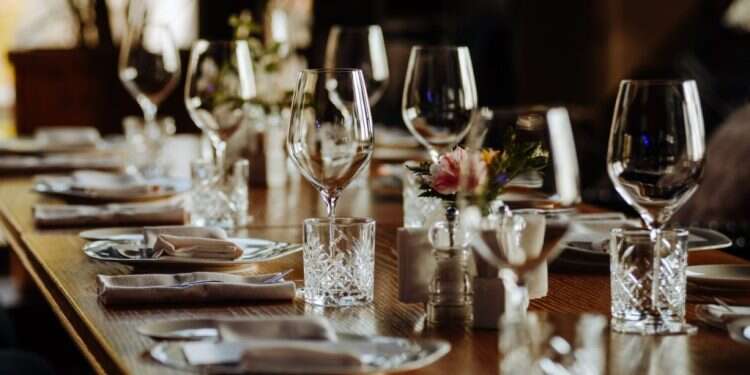 שולחן ערוך לסעודה חגיגית. צילום: שאטרסטוק שולחן ערוך לסעודה חגיגית