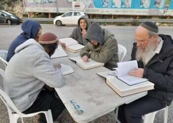 תלמידי ישיבת חומש לומדים במקום הפיגוע. צילום: ישיבת חומש בישיבת חומש עברו ללמוד במקום הפיגוע