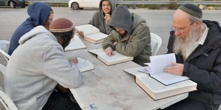 תלמידי ישיבת חומש לומדים במקום הפיגוע. צילום: ישיבת חומש בישיבת חומש עברו ללמוד במקום הפיגוע