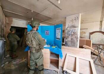 לוחם צה"ל מצביע בבחירות לרשויות המקומיות, בקלפי צבאית בשכונת זייתון בעזה. צילום: אסף גבור