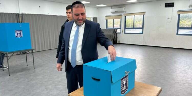 שר הפנים משה ארבל מצביע הבוקר בפתח תקווה. ללא קרדיט בתום חודש אינטנסיבי: הבחירות לרשויות המקומיות והמועצות האזוריות נפתחו