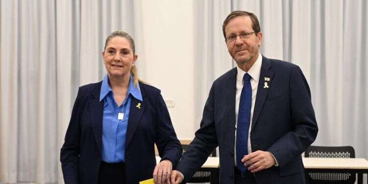 נשיא המדינה יצחק הרצוג ורעייתו מיכל מצביעים, הבוקר. צילום: מעיין טואף/לע ירידה משמעותית באחוזי ההצבעה: העדכונים מהבחירות לרשויות המקומיות