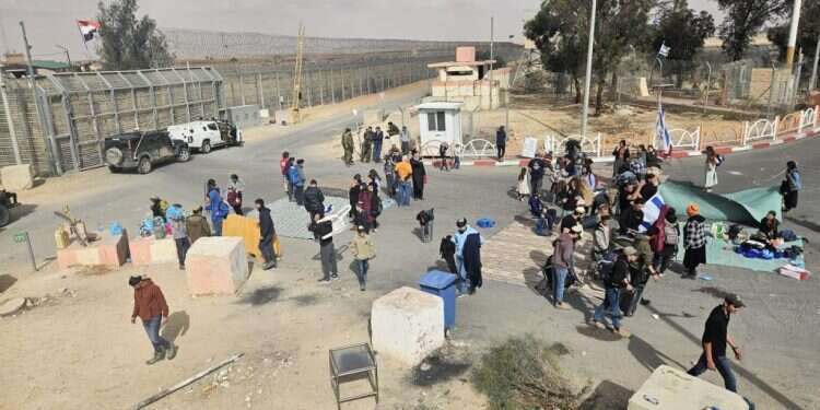 חסימת מעבר ניצנה. צילום: המאבק בסיוע לחמאס נמשך: מעבר ניצנה נחסם, המשאיות נשארו בחוץ