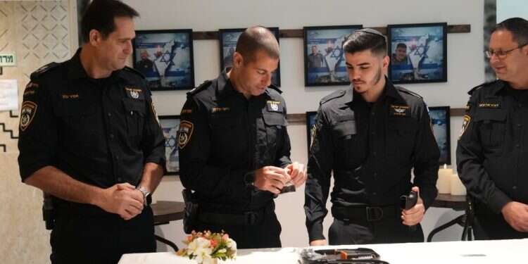 רש אחיו נפל בקרב על משטרת שדרות: אלחנן הרוש התגייס לשירות בתחנה