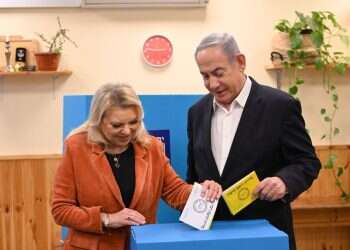 ראש הממשלה ורעייתו מצביעים בירושלים לבחירות המקומיות, השבוע. צילום: יונתן זינדל, פלאש 90