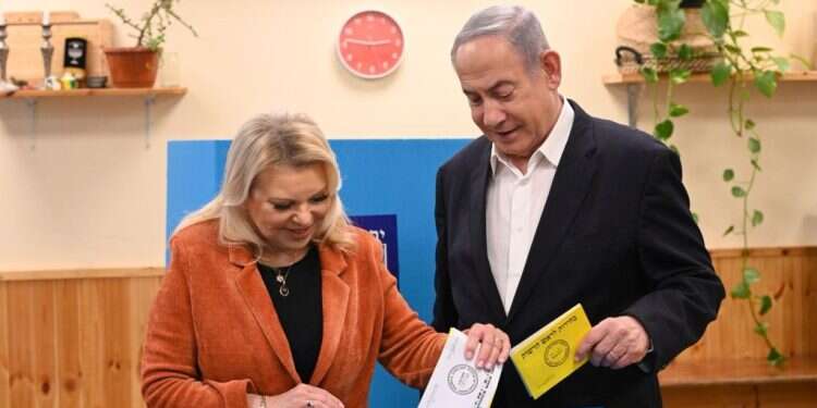 ראש הממשלה ורעייתו מצביעים בירושלים לבחירות המקומיות, השבוע. צילום: יונתן זינדל, פלאש 90 ראש הממשלה ורעייתו מצביעים בירושלים לבחירות המקומיות, השבוע. צילום: יונתן זינדל, פלאש 90