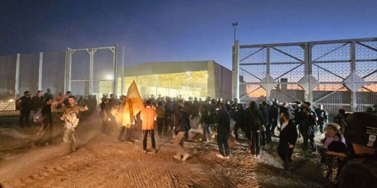 מעבר ארז, הערב ישראלים חצו את הגדר ונכנסו לרצועת עזה