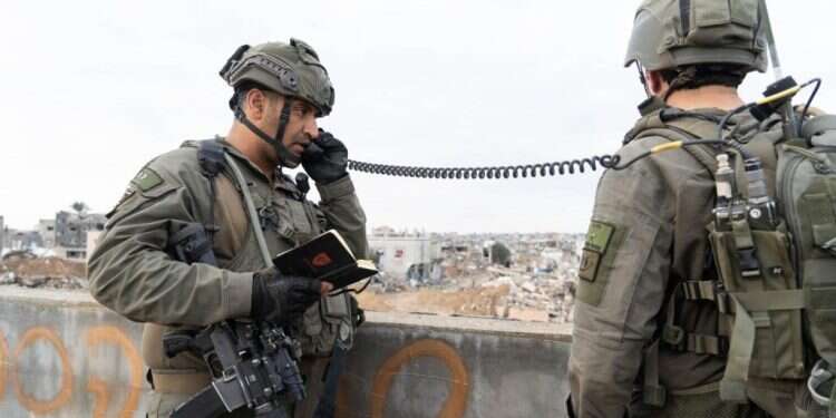 מפקד גדוד 3155 של חטיבה 55 בפקודת קרב ללוחמי החטיבה. צילום: דובר צה חטיבת מילואים נוספת יצאה מעזה, צה"ל פינה אזורים בצפון הרצועה