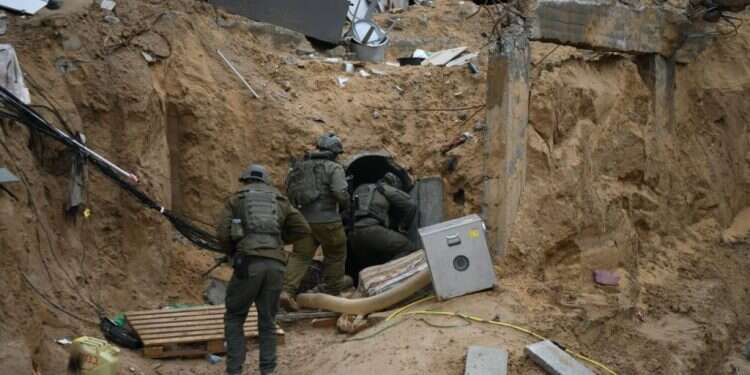 פתח המנהרה שנחשפה בחאן יונס בה שהו חטופים. צילום: דובר צה מנהרה שנחשפה בחאן יונס בה שהו חטופים. צילום: דובר צה"ל