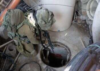 כשנותנים להם בטון, מלט ומזוודות כסף - הם חופרים. חיילי צה"ל חושפים מנהרת טרור בעזה. צילום: דו"צ