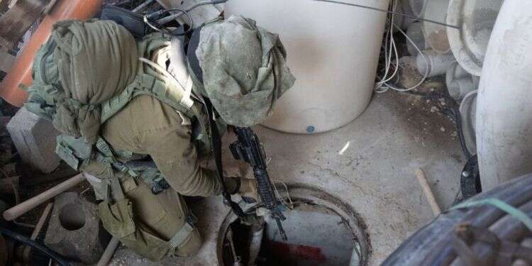 כשנותנים להם בטון, מלט ומזוודות כסף - הם חופרים. חיילי צה כשנותנים להם בטון, מלט ומזוודות כסף - הם חופרים. חיילי צה"ל חושפים מנהרת טרור בעזה. צילום: דו"צ