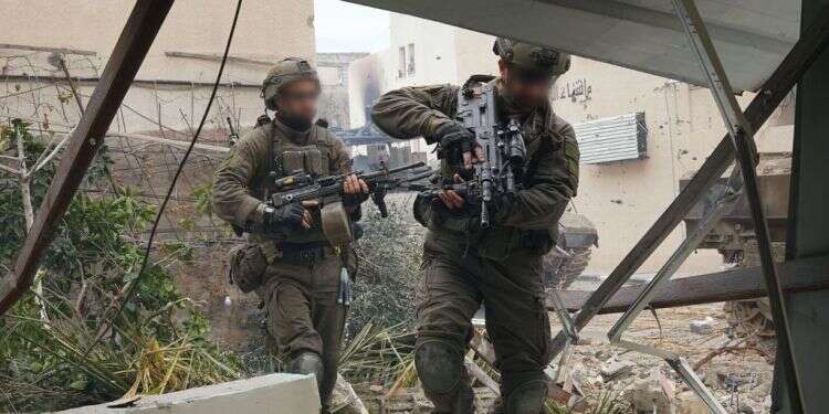 עיקר הלחימה מתמקד עדיין בחאן־יונס. לוחמי צה המרגלים: מבצע חילוץ החטופים מסמן את חזרתו של המודיעין האנושי