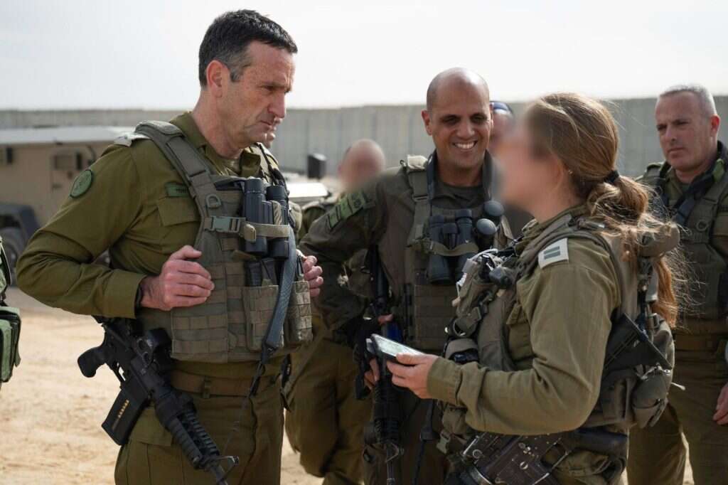 הרמטכ"ל בעת ביקורו ברצועה.