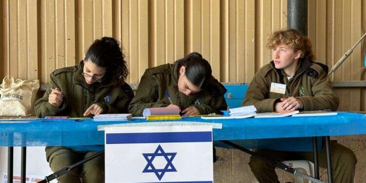 בחירות בעזה. צילום: דובר צה החלה הצבעת החיילים לרשויות המקומיות: קלפיות ראשונות נפתחו בעזה