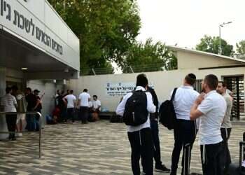 "צריך שירגישו שותפות". חרדים בבקו"ם לפני גיוס. צילום: יוסי זליגר