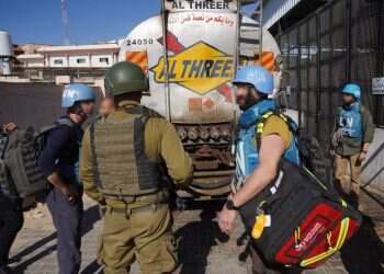 לוחמי צה"ל מכניסים דלק לבית החולים נאצר בחאן יונס