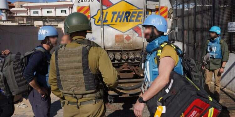 לוחמי צה"ל מכניסים דלק לבית החולים נאצר בחאן יונס