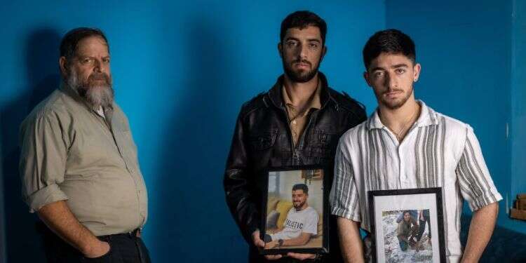 ינון, ירוחם ויוחאי ריבלין. צילום: אריק סולטן "זו הפעם הראשונה שהם מחייכים מאז 7 באוקטובר"