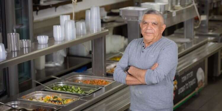 שמעון אמסלם, מנהל קייטרינג שמעון אמסלם, מנהל קייטרינג "תדמית" בקריית־שמונה. צילום: אריק סולטן