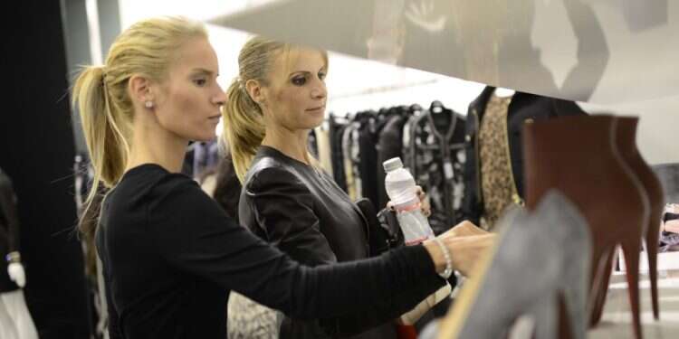 קונות נעליים בתל-אביב. צילום: תומר נויברג פלאש 90 מגפונים, מרי ג'יין ותיקי אוברסייז: סוף עונת הנעליים והתיקים