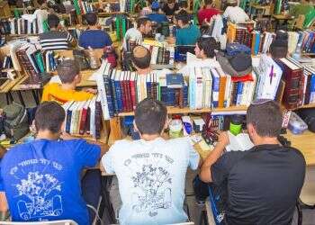 אמונה ושירות יכולים ללכת יחד. תלמידים במכינת עלי. צילום: יהושע יוסף