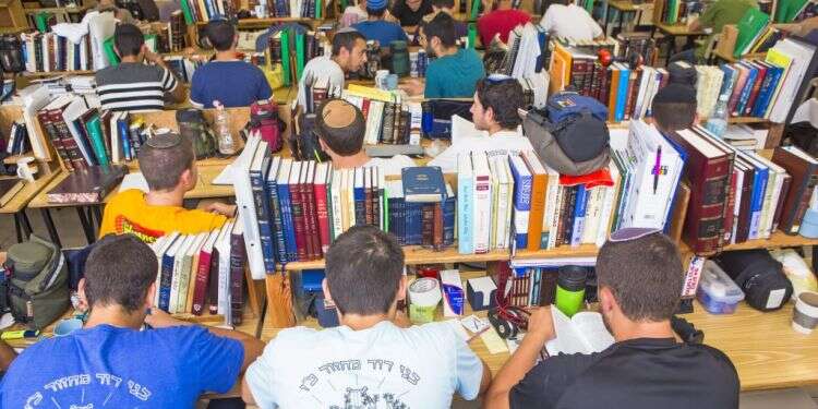 אמונה ושירות יכולים ללכת יחד. תלמידים במכינת עלי. צילום: יהושע יוסף אמונה ושירות יכולים ללכת יחד. תלמידים במכינת עלי. צילום: יהושע יוסף