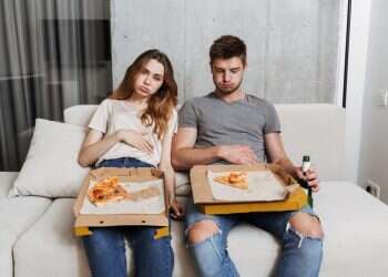 אוכל אכילה רגשית זוג זוגיות פיצה דיאטה השמנה