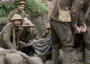 אחיו של החייל הפצוע מתעד את מציאות המלחמה שסביבו ומשתגע. פינוי פצוע בחזית במלחמת העולם הראשונה מתוך הסרט התיעודי "הם לא יזקינו". באדיבות יס דוקו