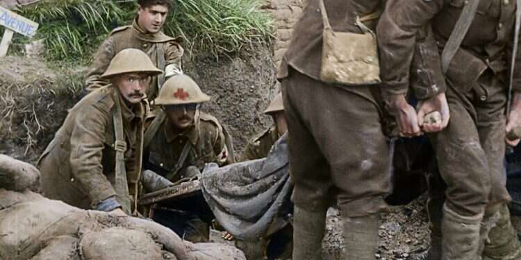 אחיו של החייל הפצוע מתעד את מציאות המלחמה שסביבו ומשתגע. פינוי פצוע בחזית במלחמת העולם הראשונה מתוך הסרט התיעודי "הם לא יזקינו". באדיבות יס דוקו