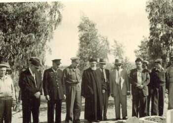 הרב יצחק נסים בבית העלמין הצבאי העראי ליד קיבוץ בארי באדיבות ארכיון הרב נסים