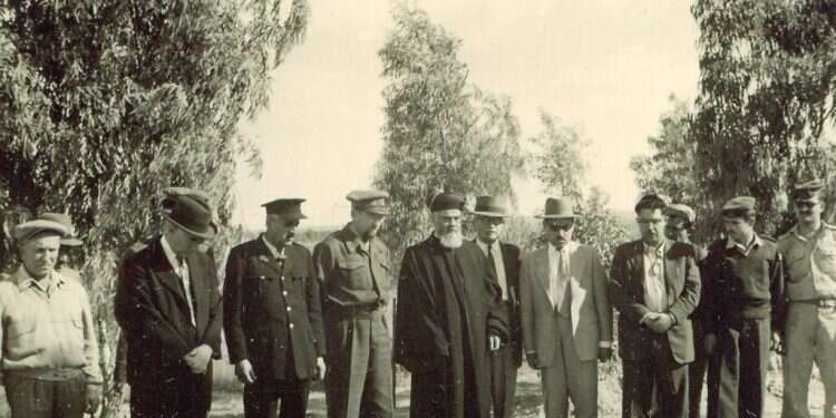 הרב יצחק נסים בבית העלמין הצבאי העראי ליד קיבוץ בארי. באדיבות ארכיון הרב נסים הרב יצחק נסים בבית העלמין הצבאי העראי ליד קיבוץ בארי באדיבות ארכיון הרב נסים