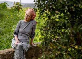 "השטן סינוואר גורר אותנו לעסוק בסחר בבני אדם" . דיצה אור בחצר ביתה, השבוע. צילום: נעמה שטרן