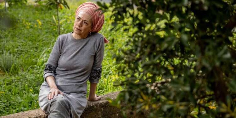 "השטן סינוואר גורר אותנו לעסוק בסחר בבני אדם" . דיצה אור בחצר ביתה, השבוע. צילום: נעמה שטרן