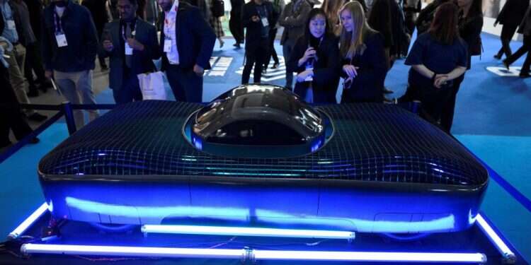 כלבים רובוטים ומכוניות מעופפות: הגאדג'טים השווים נחשפים בתערוכה בספרד 