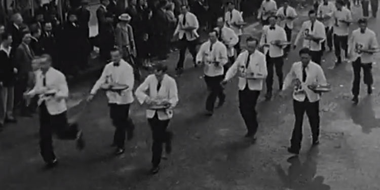 מרוץ המלצרים של פריז. צילום מסך מיוטיוב מלצרים ישעטו ברחובות פריז כשהתחרות ההיסטורית קמה לתחייה