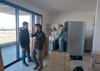 מתנדבים מאבזרים את הדירות המיועדות לתושבי נירים, השבוע בבאר־שבע. צילום: אלישיב רייכנר