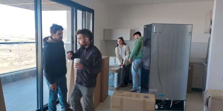 מתנדבים מאבזרים את הדירות המיועדות לתושבי נירים, השבוע בבאר־שבע. צילום: אלישיב רייכנר מתנדבים מאבזרים את הדירות המיועדות לתושבי נירים, השבוע בבאר־שבע. צילום: אלישיב רייכנר