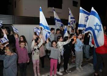 תושבי גן יבנה מלווים את משפחות נתיב העשרה בכניסתן לדירות הזמניות ביישוב