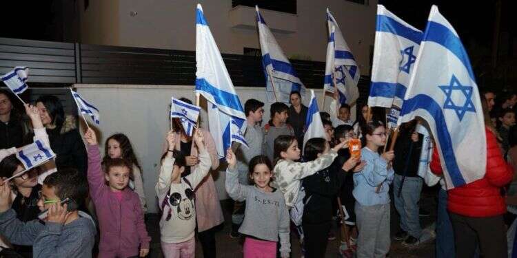 תושבי גן יבנה מלווים את משפחות נתיב העשרה בכניסתן לדירות הזמניות ביישוב