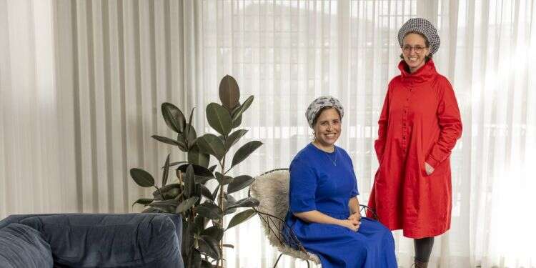 מימין: כרמית פיינטוך ושירה מרילי–מירוויס. צילום: נעמה שטרן מימין: כרמית פיינטוך ושירה מרילי–מירוויס. צילום: נעמה שטרן