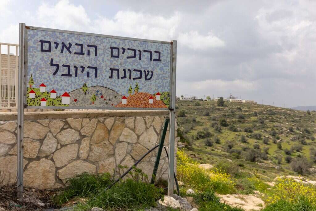 שכונה של חמישים משפחות איבדה שלושה תושבים. הכניסה לשכונה. צילום: יוסי אלוני שכונה של חמישים משפחות איבדה שלושה תושבים. הכניסה לשכונה. צילום: יוסי אלוני
