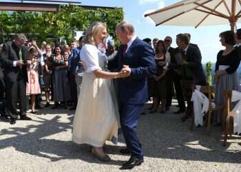 פוטין והשרה קנייסל, בחתונתה. צילומים: איי.אף.פי