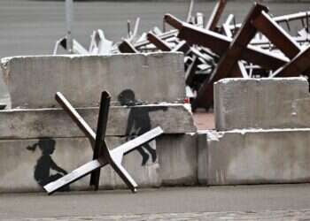 יצירות מסתוריות צצות במקומות ציבוריים. יצירה של אמן הרחוב הבריטי בנקסי בכיכר העצמאות בקייב. צילום: איי.אף.פי