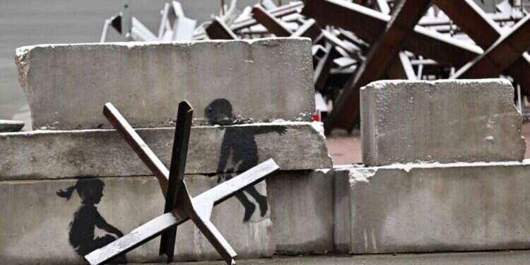 יצירות מסתוריות צצות במקומות ציבוריים. יצירה של אמן הרחוב הבריטי בנקסי בכיכר העצמאות בקייב. צילום: איי.אף.פי